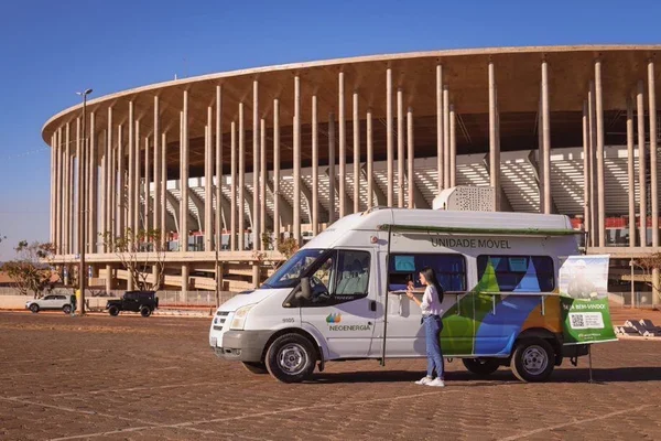 mulher em frente a van de atendimento da neoenergian no estádio Mané Garrincha