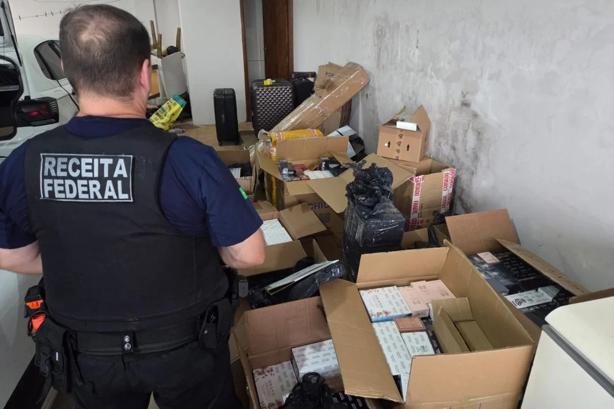 Grupo trazia perfumes do Paraguai ao Brasil e distribuía pelo país a partir de SP. Vendas de fragrâncias árabes ocorriam nas redes sociais Grupo trazia perfumes do Paraguai ao Brasil e distribuía pelo país a partir de SP. Vendas de fragrâncias árabes ocorriam nas redes sociais