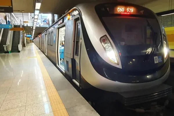 Vagões de metrô em estação subterrânea - Metrópoles
