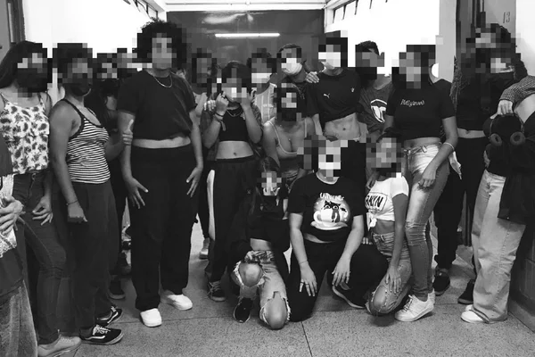 Em foto preto e branco, alunas de uma escola posam para foto, a maioria usando cropped. O rosto delas está borrado - Metrópoles