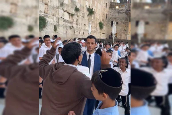 Imagem colorida mostra pastor bolsonarista no Muro das Lamentações - Metrópoles