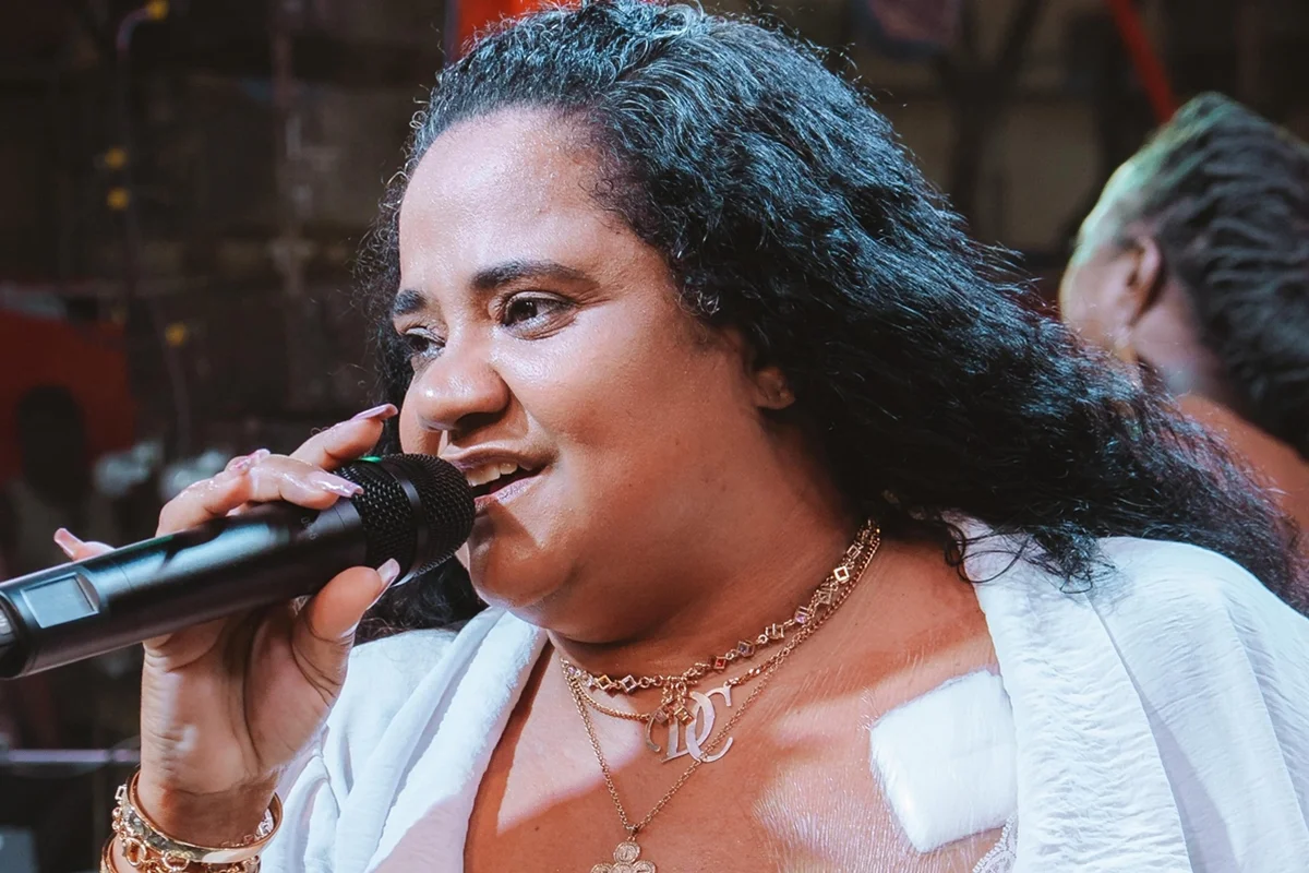 Mãe de Débora Cruz é internada no Rio após sofrer AVC