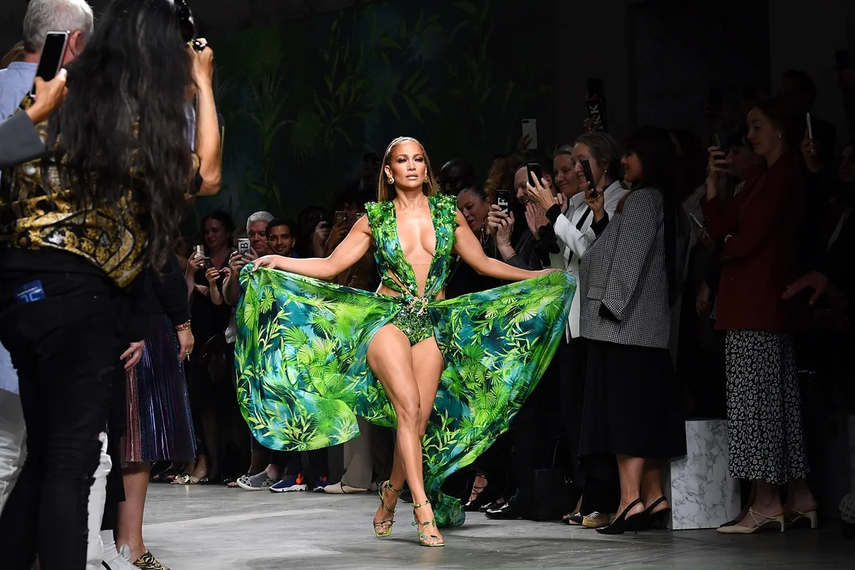 Jennifer Lopez em desfile da Versace com vestido histórico Jennifer Lopez em desfile da Versace com vestido histórico