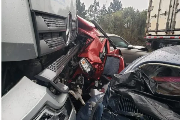 imagem colorida de acidente no PR - metrópoles