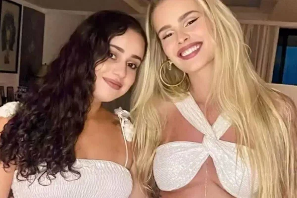 foto colorida de yasmin brunet com mulher branca de cabelos cacheados - metrópoles
