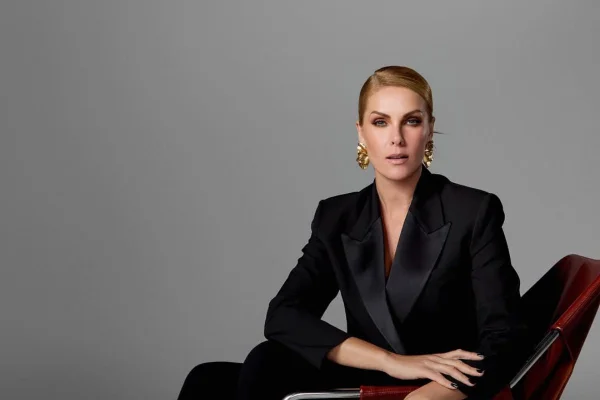 mulher branca loira apresentadora ex modelo internacional e empresaria