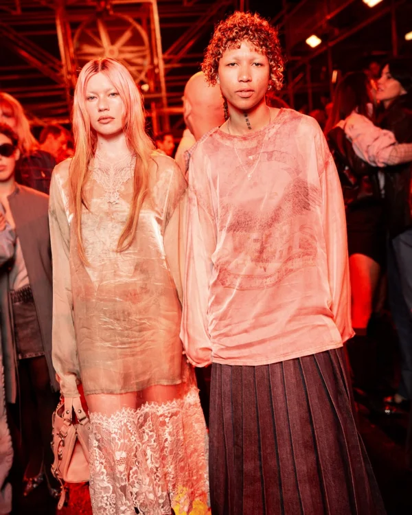 Diesel causa alvoroço com beijos e carícias em desfile de Milão - destaque galeria Diesel causa alvoroço com beijos e carícias em desfile de Milão - destaque galeria