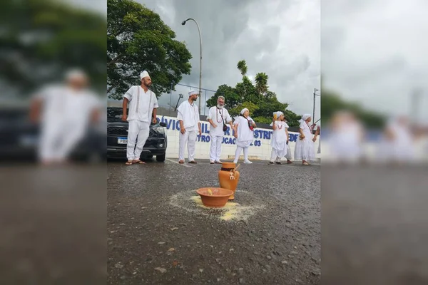 DF: após racismo religioso, manifestantes protestam em frente a escola