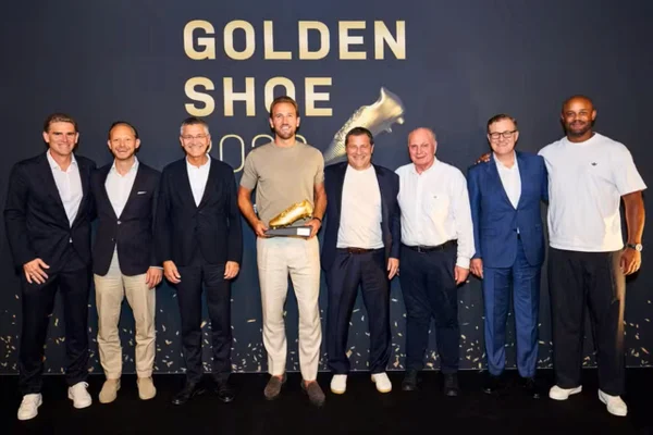 Harry Kane recebe Chuteira de Ouro por artilharia na Europa