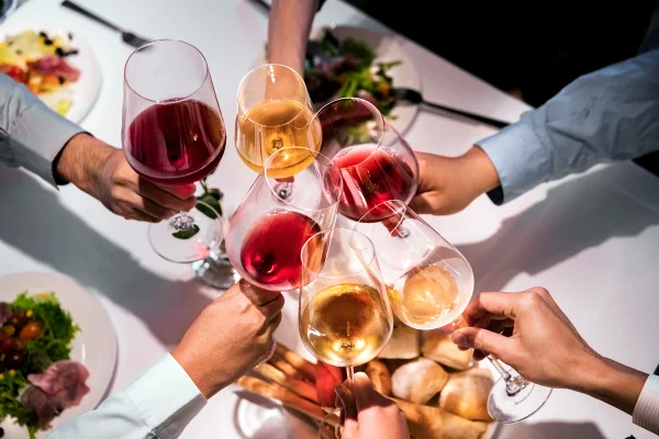 Foto colorida de taças de vinho - Metrópoles