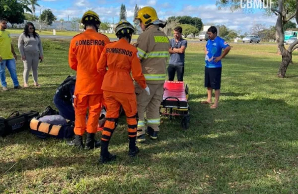 Motorista fica ferido após bater carro em árvore na Epia Norte