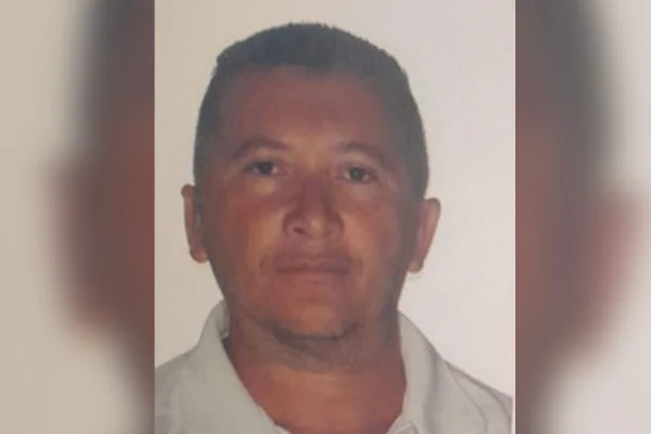 Foto colorida de homem pardo, sem barba, cabelo curto e camisa polo branca - Metrópoles