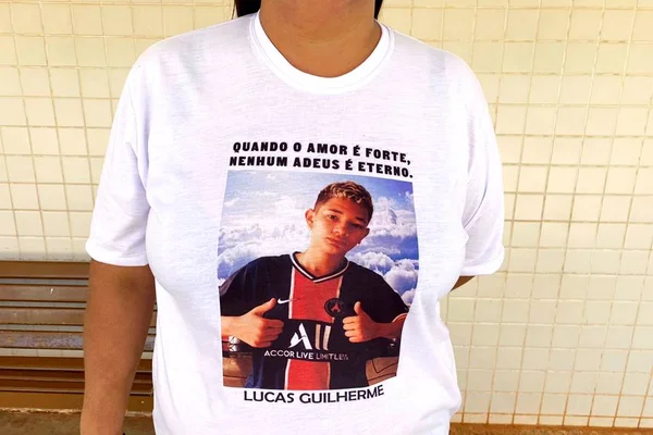 Camiseta homenageia Lucas Guilherme, jovem morto aos 15 anos em baile funk de Ceilândia