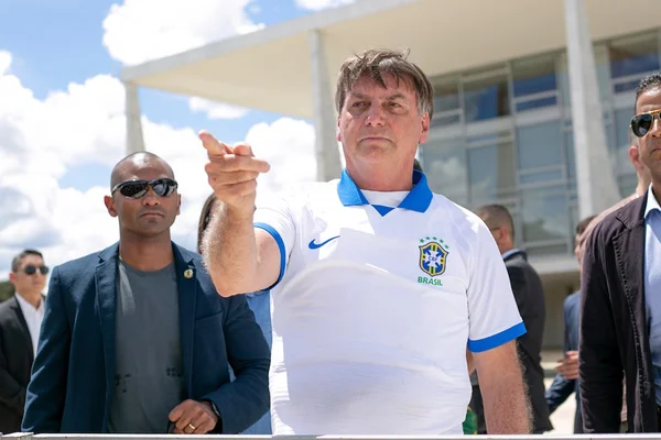 bolsonaro com camisa branca da seleção brasileira