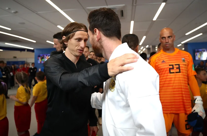 Craque do Barcelona cumprimenta o croata Luka Modric, rival do Real Madrid Craque do Barcelona cumprimenta o croata Luka Modric, rival do Real Madrid