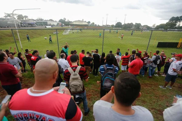 Torcida do Flamengo no CT do Brasiliense
