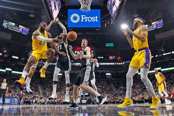 LeBron é destaque da 8ª vitória consecutiva dos Lakers na NBA