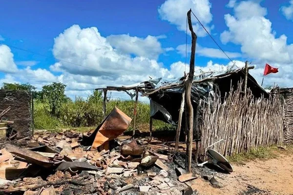Imagem colorida de acampamento do MST - Metrópoles