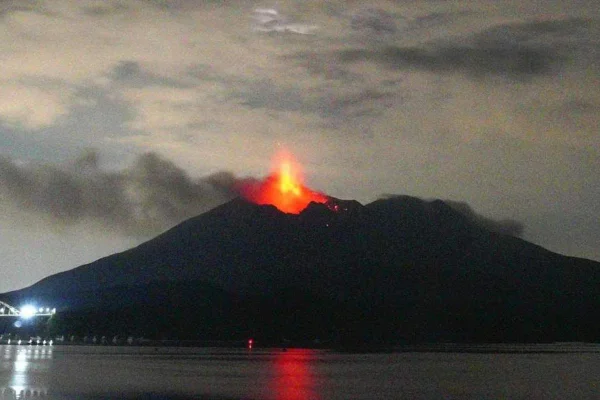 Vulcão Sakurajima em erupção - Metrópoles