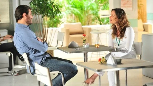 Lúcio (Thiago Lacerda) e Laura (Vanessa Lóes) em A Vida da Gente