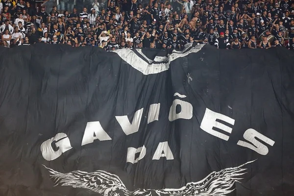 Corinthians perdoa dívida de 111 mil sócios para fortalecer patrocínio