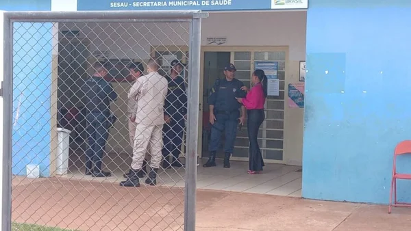 Foto colorida de militares e a GCM no posto de saúde onde vítima pediu ajuda mulher trans - Metrópoles