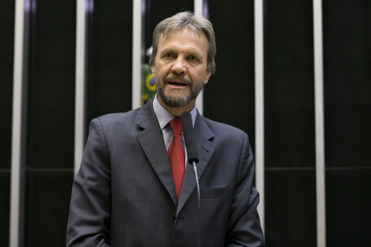 Bancada do PT propõe prisão de até 6 anos por discriminação política