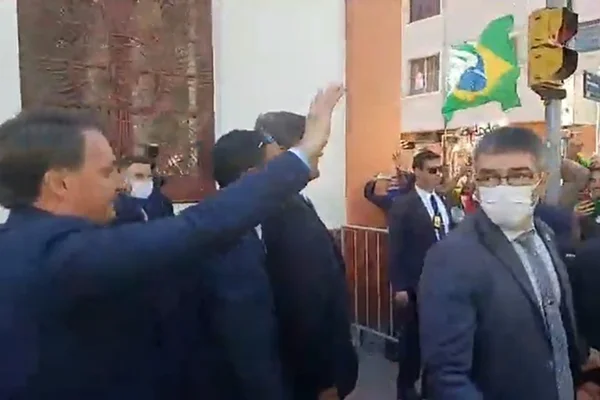 Em Porto Alegre, Bolsonaro provoca nova aglomeração de apoiadores