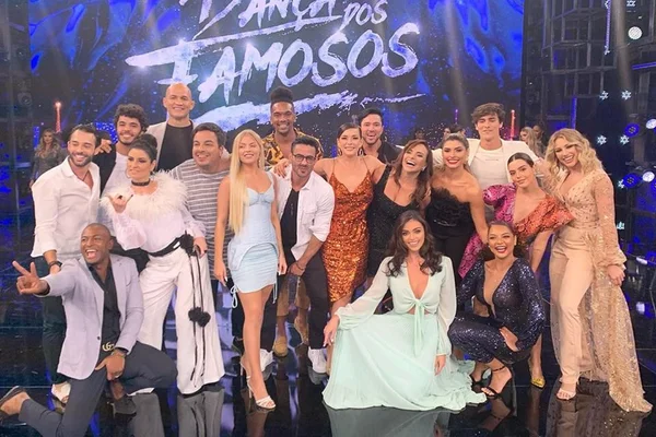 Faustão dá festa e recebe amigos após fim do Dança dos Famosos