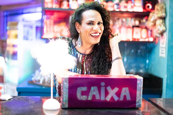 Atriz de Terra e Paixão revela ter sido agredida por transfobia