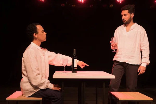 Espetáculo Vinho Tinto Seco fica em cartaz no Goldoni até 9 de junho