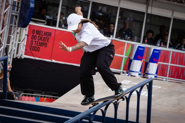 mulher andando de skate