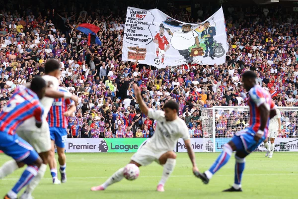 John Textor é alvo de protesto por parte da torcida do Crystal Palace