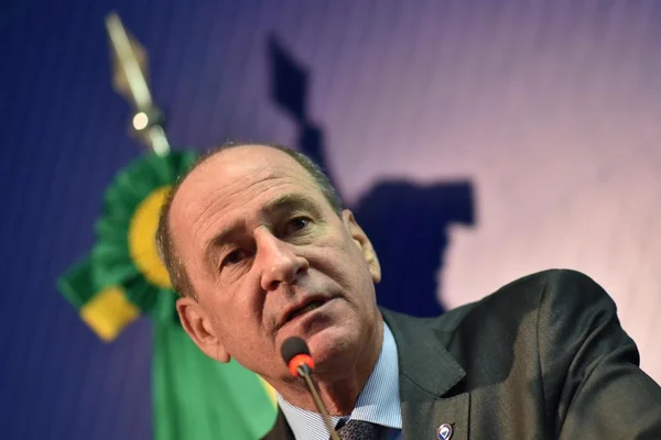 Ministro diz que não há como saber quanto óleo foi derramado
