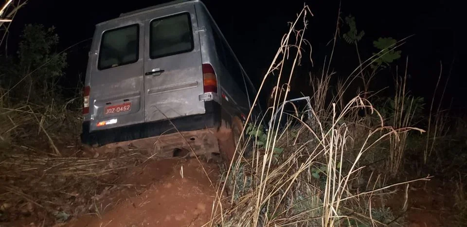 A van usada pelos ladrões ficou atolada próximo à fazenda A van usada pelos ladrões ficou atolada próximo à fazenda