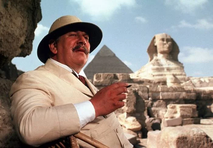 <b>"Morte Sobre o Nilo" (1978)</b>. Mais popular intérprete de Hercule Poirot no cinema, o inglês Peter Ustinov encarnou o excêntrico detetive em seis filmes. No primeiro e mais popular deles, o investigador apura o assassinato de uma herdeira a bordo de um cruzeiro que navega pelo Rio Nilo. Assinada por John Guillermin ("King Kong", "Inferno na Torre"), a produção traz elenco caprichado: Mia Farrow, Maggie Smith, Angela Lansbury, Bette Davis, Jane Birkin e Jack Warden, entre outros atores. Venceu Oscar de Melhor Figurino <b>"Morte Sobre o Nilo" (1978)</b>. Mais popular intérprete de Hercule Poirot no cinema, o inglês Peter Ustinov encarnou o excêntrico detetive em seis filmes. No primeiro e mais popular deles, o investigador apura o assassinato de uma herdeira a bordo de um cruzeiro que navega pelo Rio Nilo. Assinada por John Guillermin ("King Kong", "Inferno na Torre"), a produção traz elenco caprichado: Mia Farrow, Maggie Smith, Angela Lansbury, Bette Davis, Jane Birkin e Jack Warden, entre outros atores. Venceu Oscar de Melhor Figurino