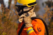 Bombeiro durante combate ao fogo em área de Cerrado