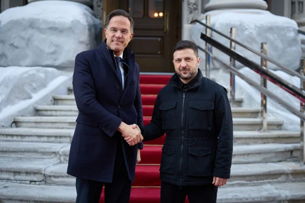 Secretário-geral da Otan, Mark Rutte, e o presidente da Ucrânia, Volodymyr Zelensky, durante encontro na Ucrânia