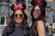 Mari Fernandez e Júlia Ribeiro posam juntas na Disney