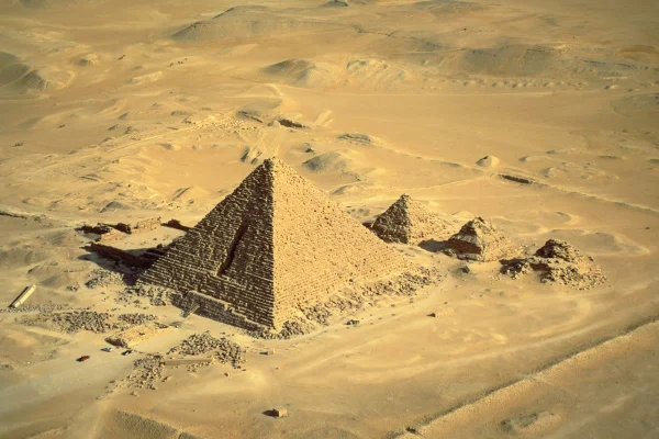 Imagem colorida mostra Pirâmide de Miquerinos, no Egito - Metrópoles