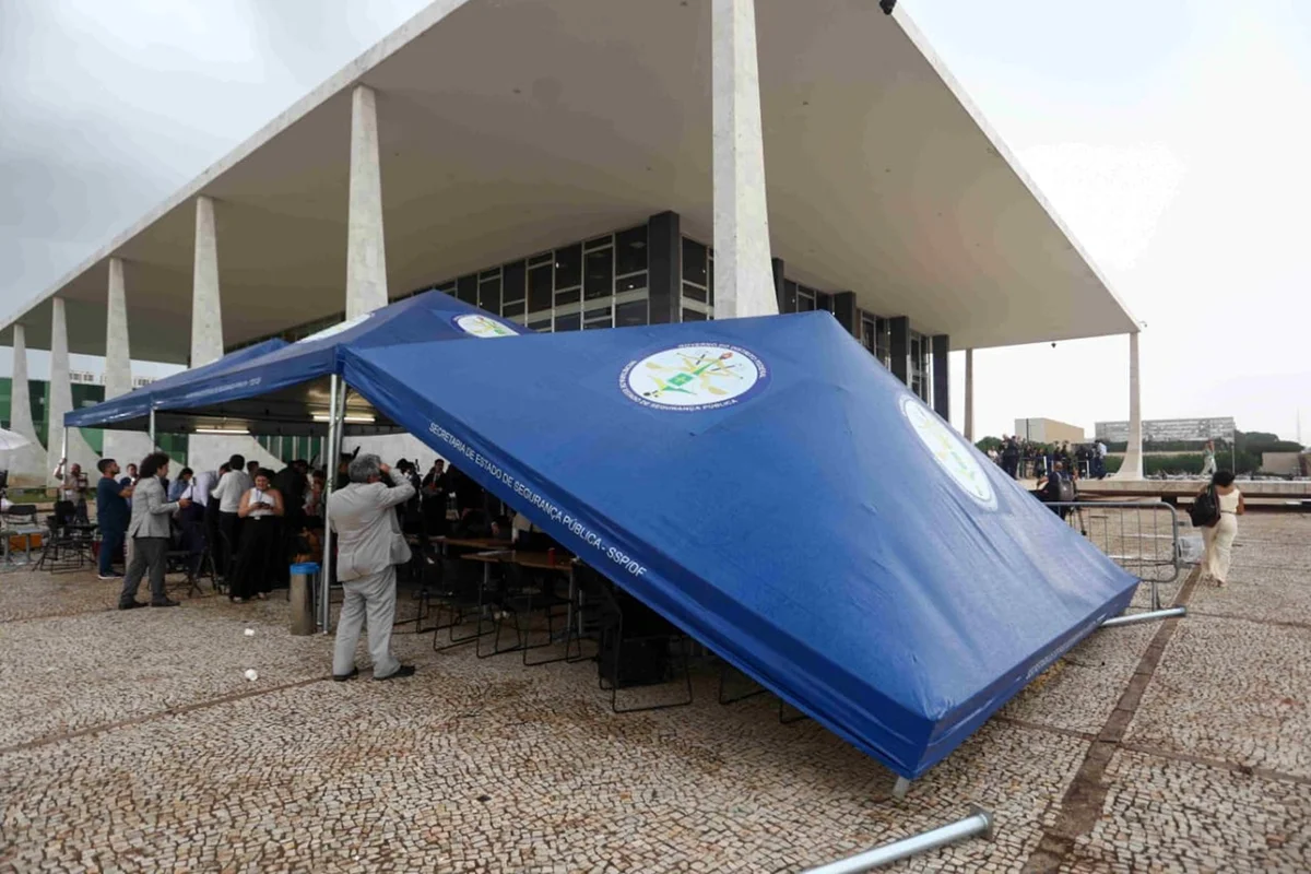 Chuva forte derruba tenda de onde jornalistas cobrem a Sessão Extraordinaria do Supremo Tribunal Federal Chuva forte derruba tenda de onde jornalistas cobrem a Sessão Extraordinaria do Supremo Tribunal Federal