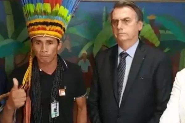 Em encontro com índios, Bolsonaro ameaça cortar diretoria da Funai