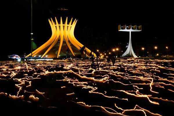 Brasilienses acompanham a missa de Corpus Christi na Esplanada