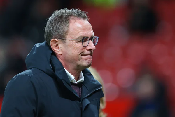 Ralf Rangnick, treinador do Manchester United. Técnico está com casaco escuro e camisa vinho por baixo