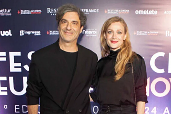 foto colorida de homem e mulher vestidos de preto posando lado a lado - metrópoles