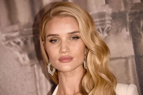 Puro charme! Aqui, Rosie optou por sombra com leve tom de dourado, delineado discreto, blush e bastante máscara de cílios. Sem falar do clássico cabelo com volume e brilho jogado na lateral Puro charme! Aqui, Rosie optou por sombra com leve tom de dourado, delineado discreto, blush e bastante máscara de cílios. Sem falar do clássico cabelo com volume e brilho jogado na lateral