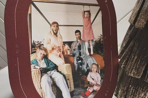 foto colorida de família de hilary duff, com duas meninas, um menino e o marido - metrópoles