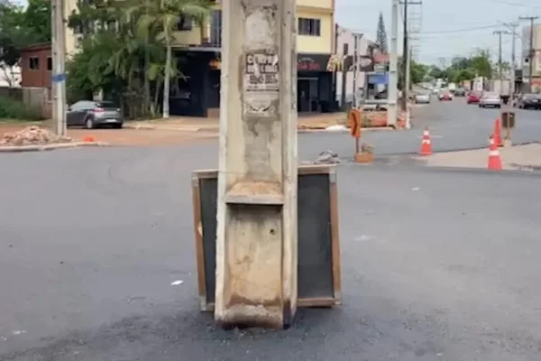 Foto colorida de poste no meio da rua de cidade no Paraná