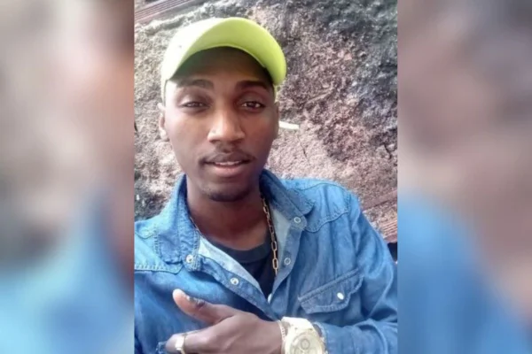 Imagem colorida mostra o MC Makalezinho, homem negro de cavanhaque usando camisa jeans e boné verde limão - Metrópoles