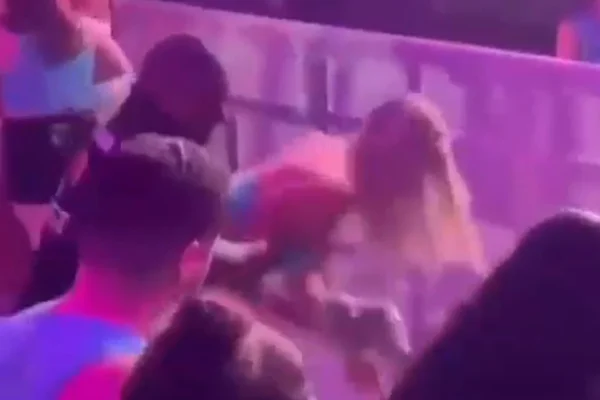 Imagem colorida mostra trecho de filme em que mulher dá soco em homem no carnaval de salvador | Metrópoles
